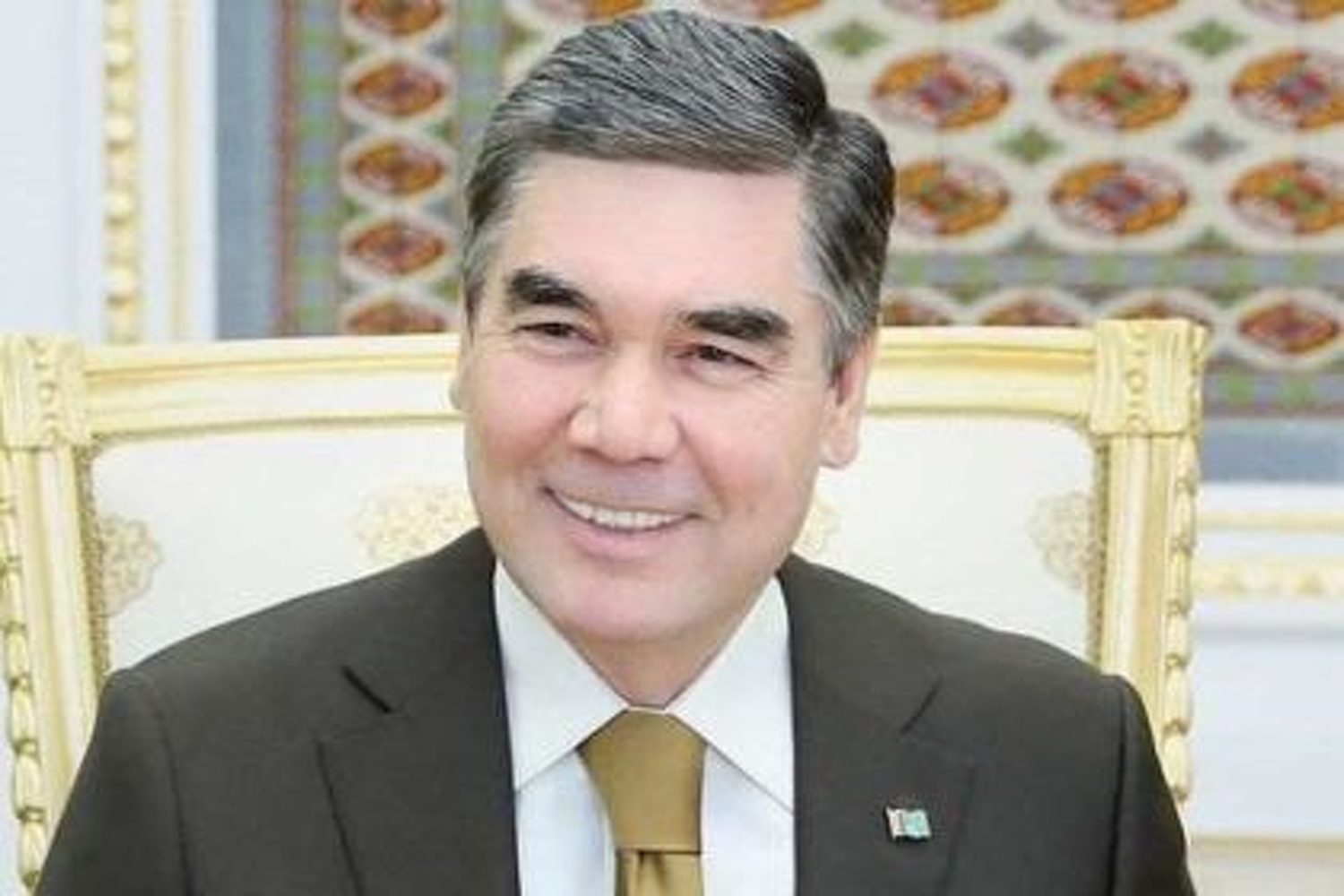 В Туркменистане чиновников старше 40 обязали стать седыми, как президент. Повезло, Бердымухамедов не лысый — Today.kg