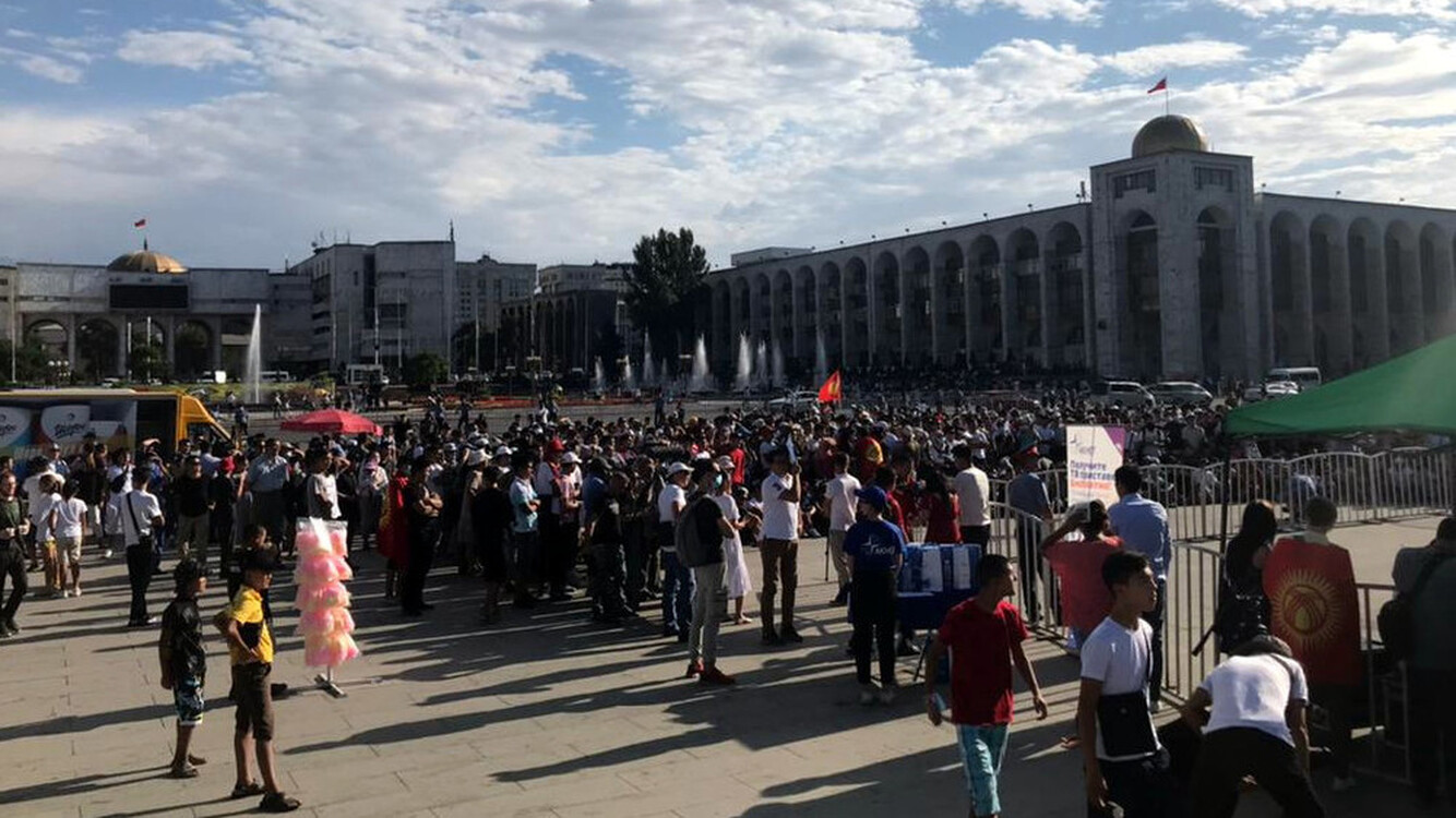 На площади Ала-Тоо собрались бишкекчане, которые болеют за Айсулуу Тыныбекову — Today.kg