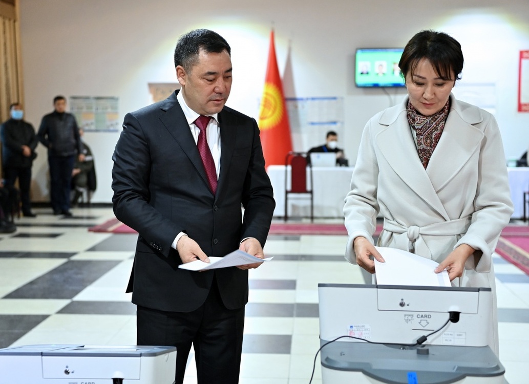Садыр Жапаров с супругой проголосовали на участке № 1053 в Бишкеке — Today.kg