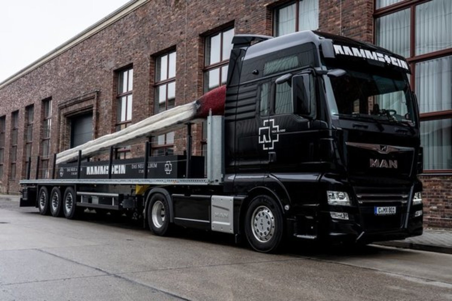Rammstein провезет по Европе гигантскую спичку весом 1,5 тонны — Today.kg