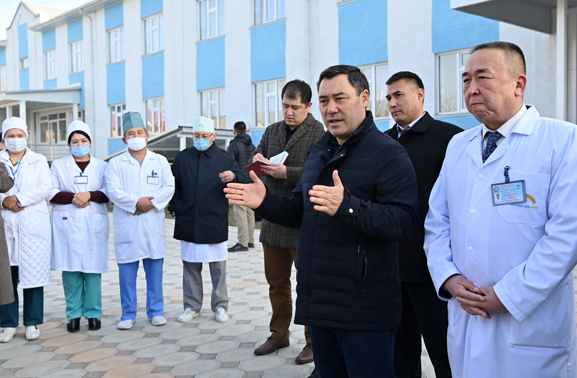 В 2022 году планируют увеличить зарплаты врачей – президент Жапаров — Today.kg