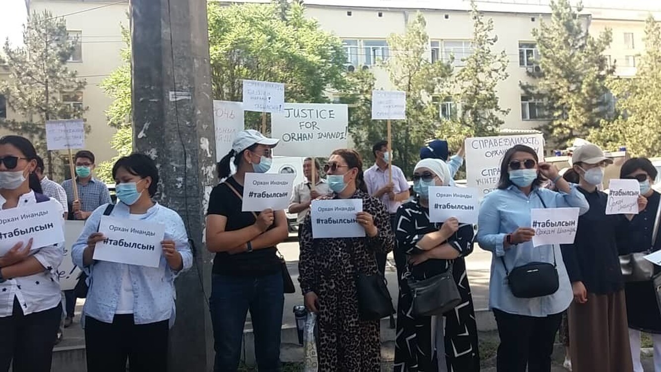 Исчезновение Орхана Инанды. Митингующие создали группу, которую примут в ГУВД Бишкека — Today.kg