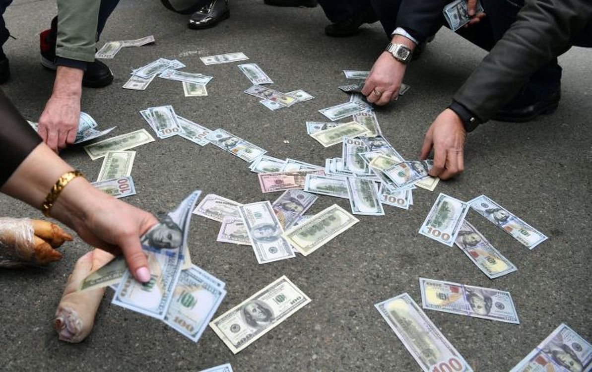 ГКНБ: в Джалал-Абаде трое хотели продать 30 тыс фальшивых долларов — Today.kg