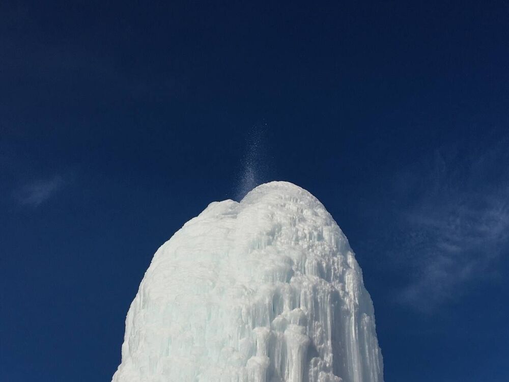 Алматинцы открыли для себя «ледяной вулкан» в Кегене — Today.kg