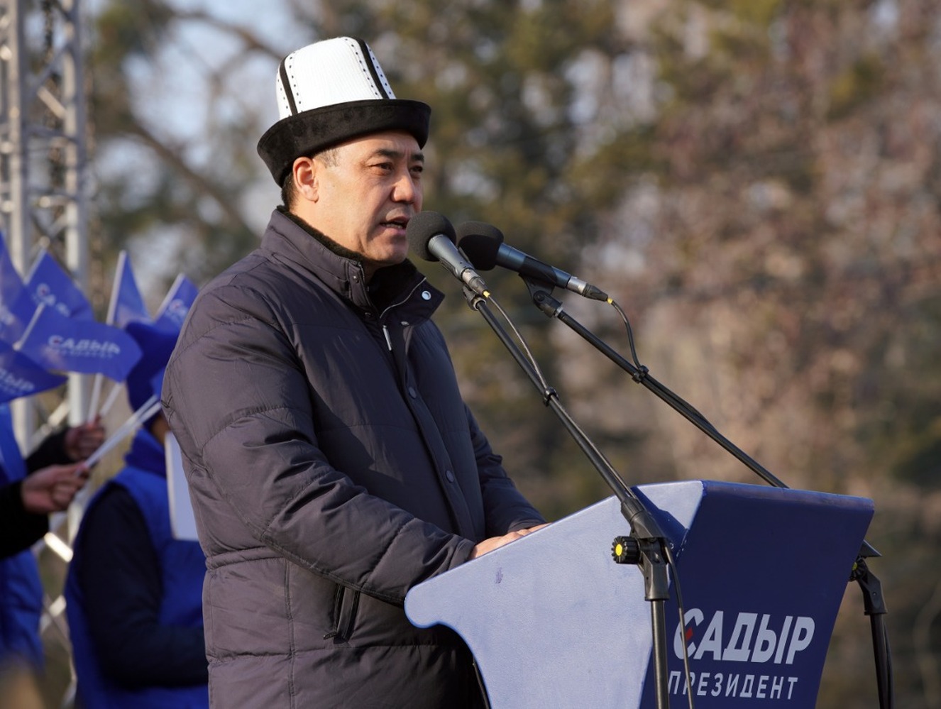 Садыр Жапаровдун акыркы жолугушуусу Бишкек шаарында, эски аянтта миңдеген элдин катышуусунда өттү — Today.kg