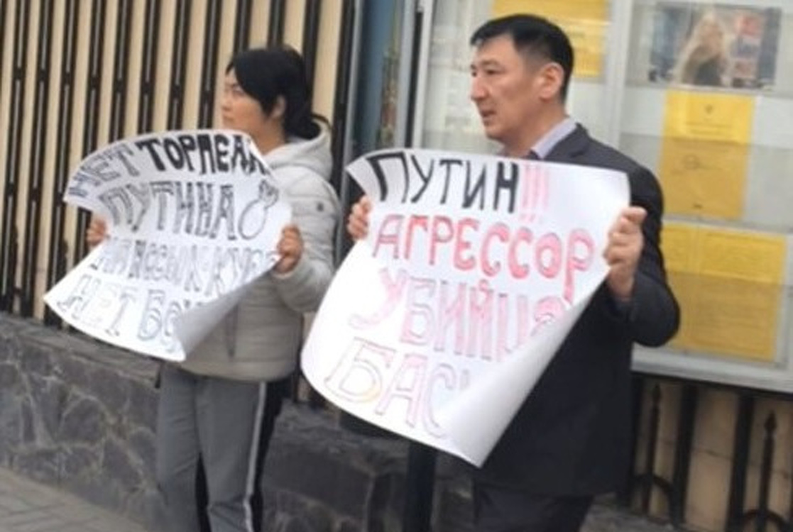 Дело против семейной пары, устроившей пикет у посольства России, прекратили — Today.kg