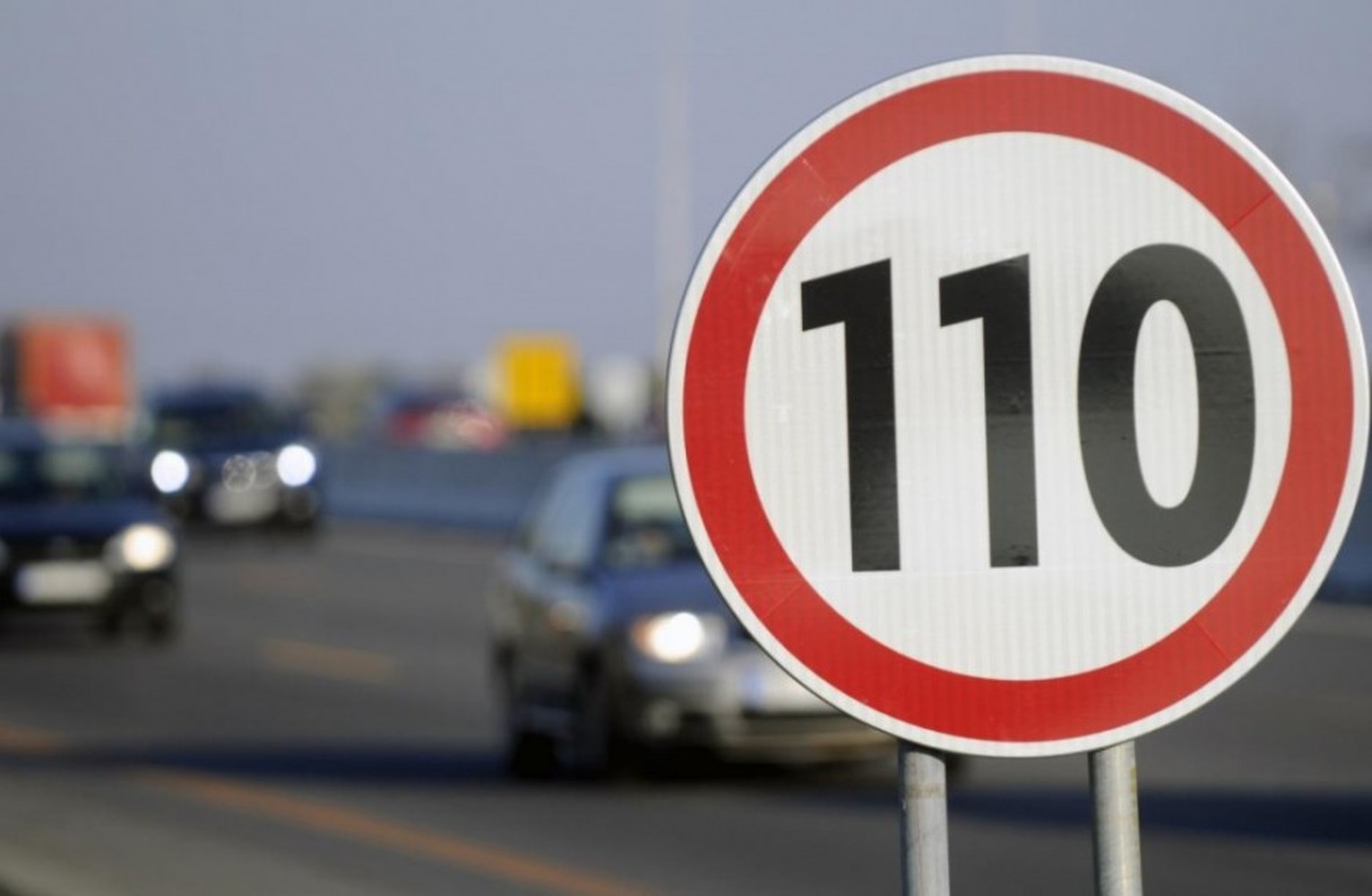 Ограничение. Ограничение скорости. Знак 110 км. Знак превышения скорости. Ограничение скорости на трассе.