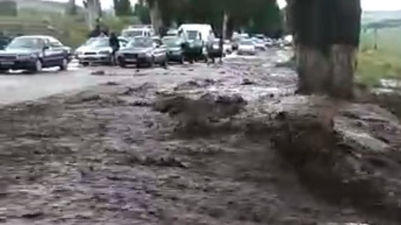 Видео – На Иссык-Куле сошли сели, автомобили не могут проехать — Today.kg
