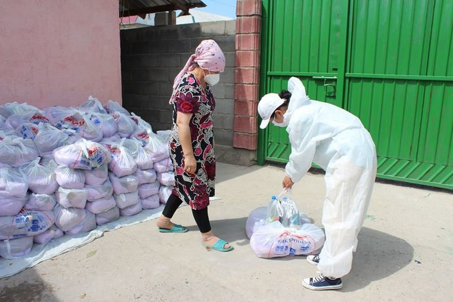 Швейцария передала гуманитарную помощь жителям новостроек Бишкека — Today.kg