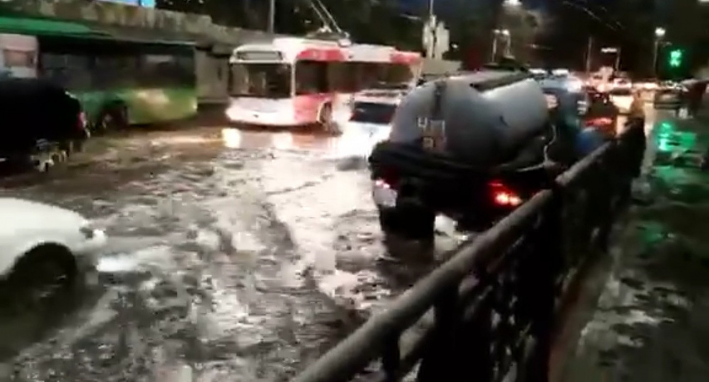 Потоп в Бишкеке. Тазалык выкачивает воду — Today.kg