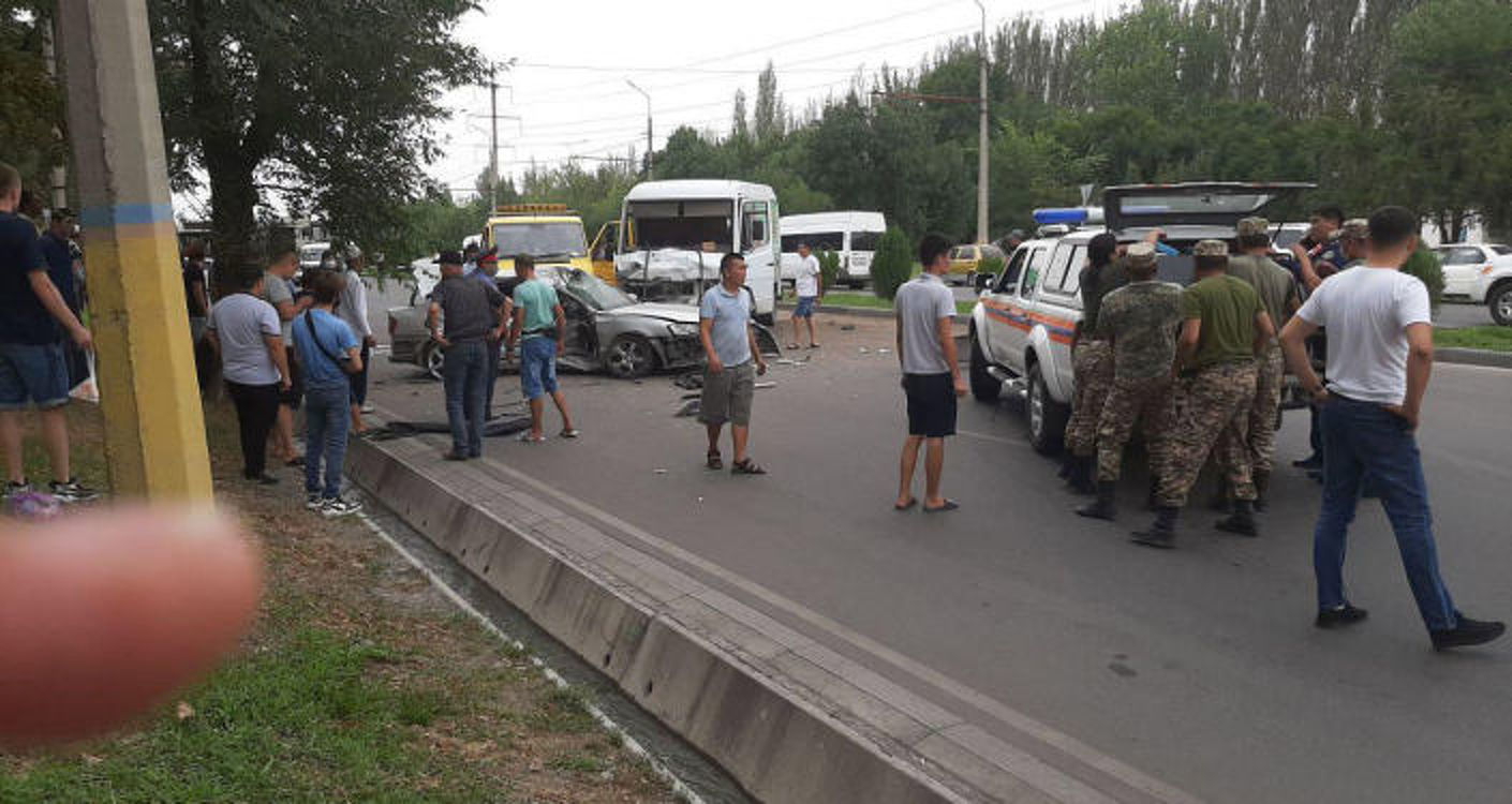 В страшной аварии в Бишкеке погибла девочка — видео с места ДТП — Today.kg