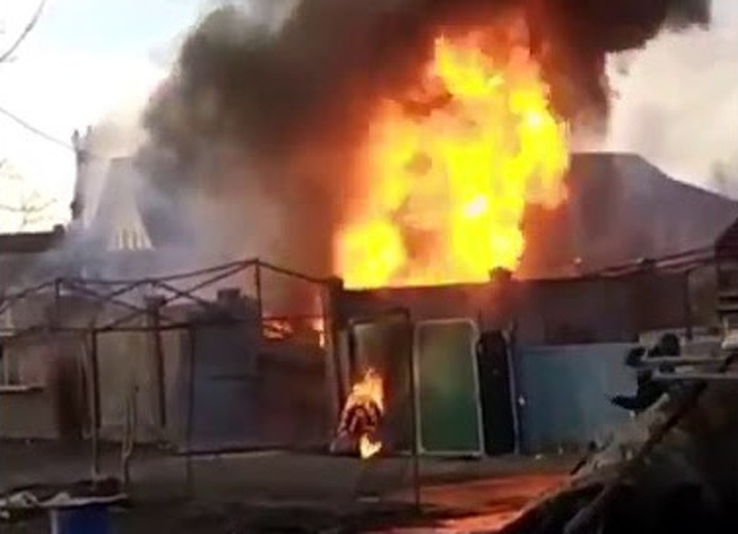 В Новопавловке загорелся дом, в котором торговали бензином. Видео — Today.kg