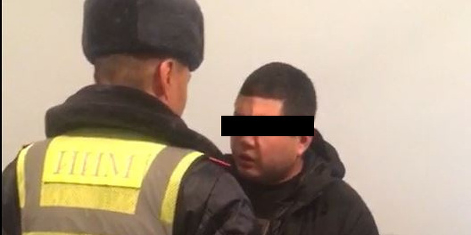 В Бишкеке парня задержали за избиение в кафе. Он материл милиционеров и угрожал им (видео) — Today.kg
