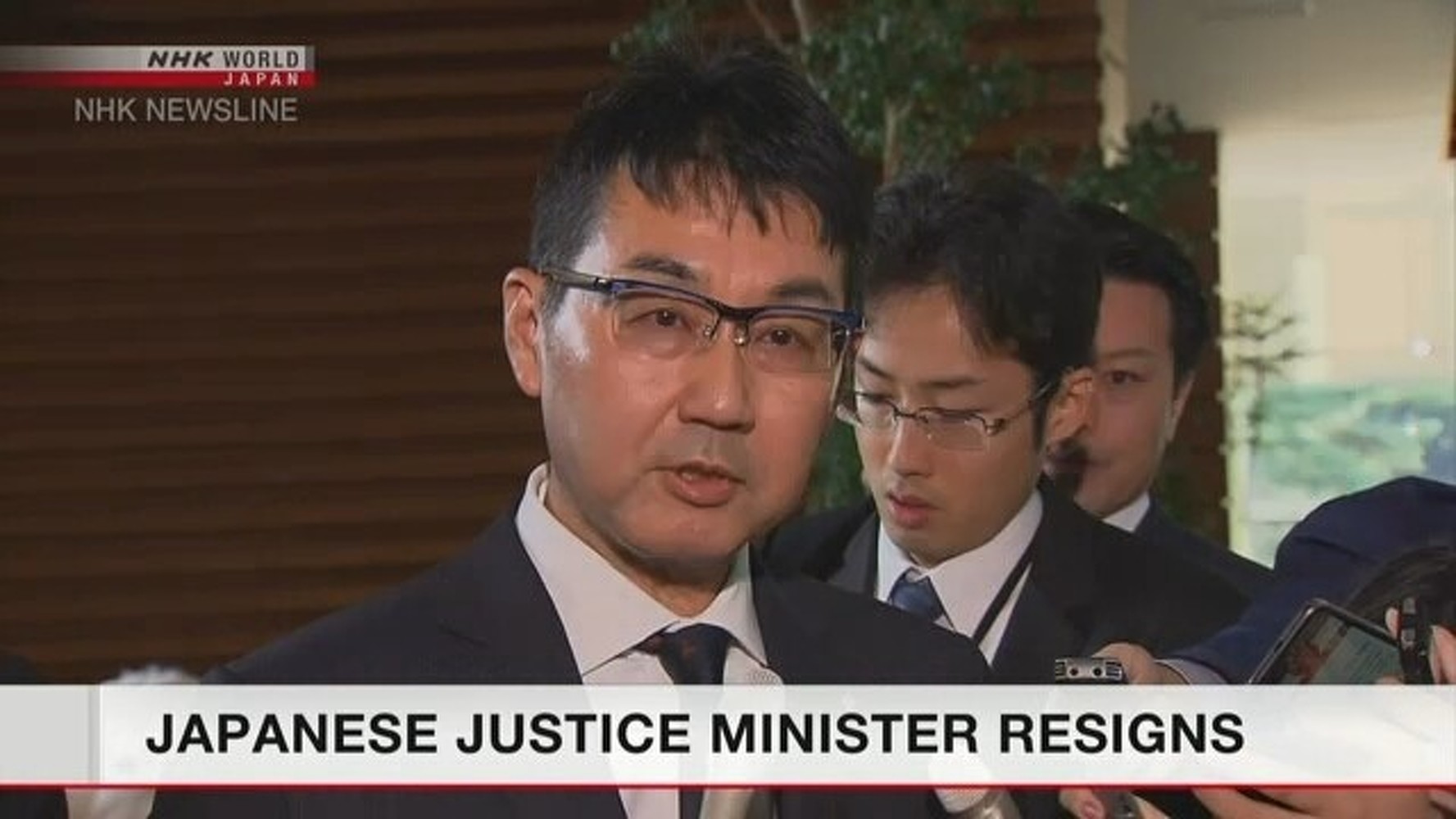 Министр юстиции Японии подал в отставку из-за дел жены — Today.kg