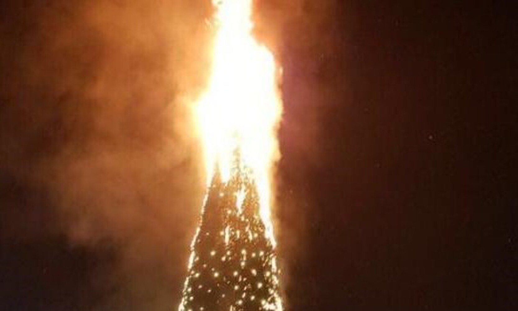 В Майлуу-Суу женщина сожгла елку на городской площади. Ее задержали — Today.kg