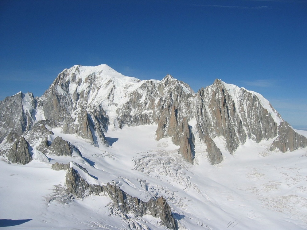 Альпинист получил 150 тысяч евро за найденные на Монблане изумруды из Индии — Today.kg