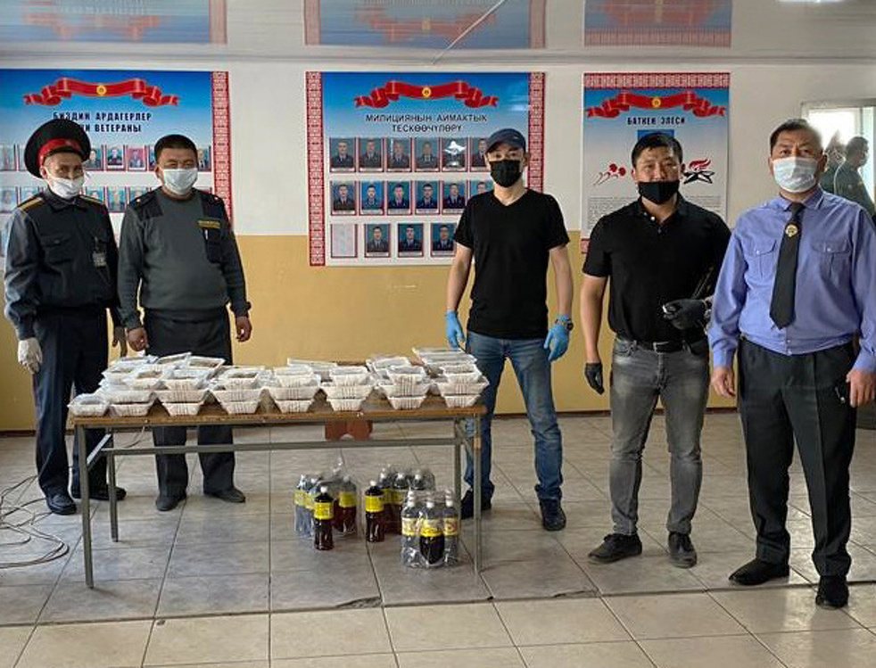 Ассоциация дунган Кыргызстана обеспечивает обедом 500 сотрудников блокпостов — Today.kg