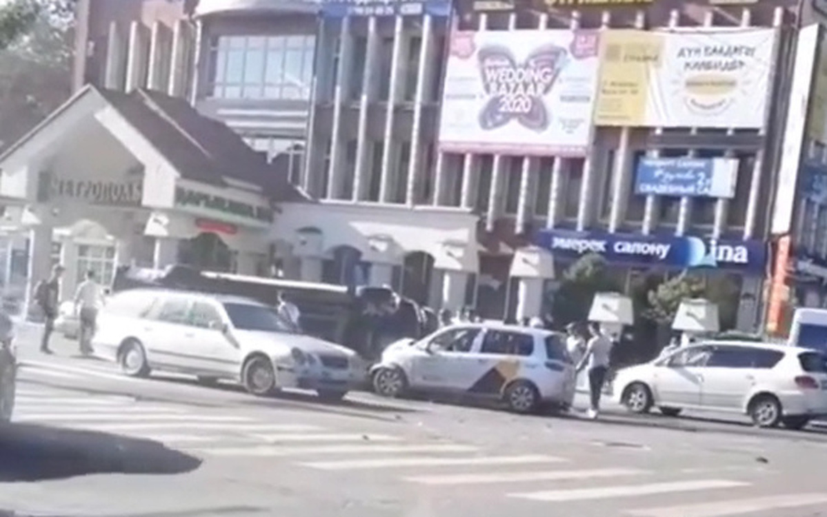 В центре Бишкека в результате ДТП перевернулась маршрутка. Видео — Today.kg