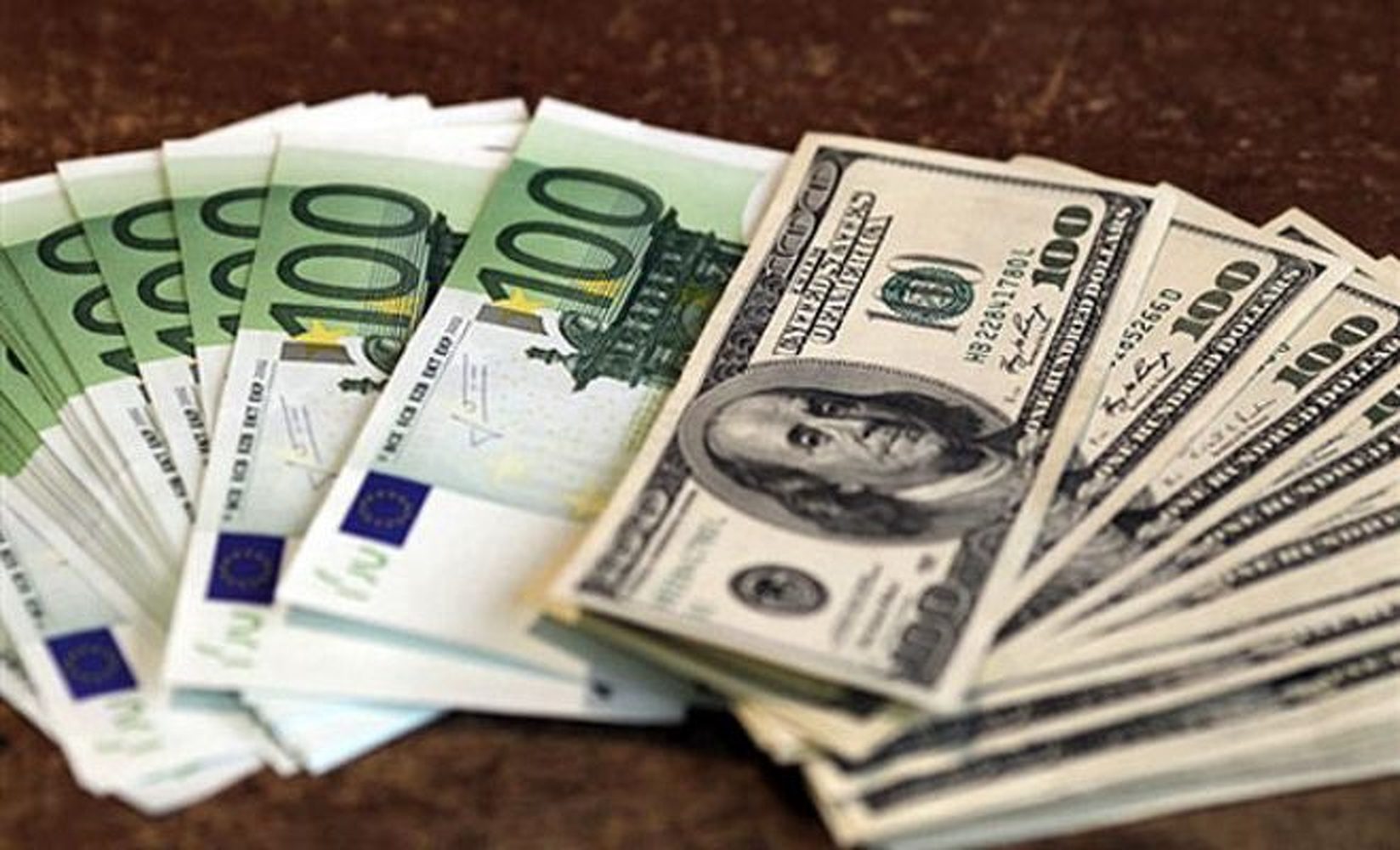 За 8 месяцев курс доллара вырос на 1,9%, а евро упал на 4,3% — Today.kg
