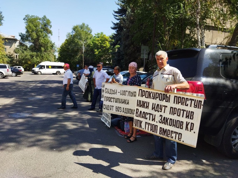 Бишкек: У Дома правительства прошёл митинг с требованием отставки Генпрокурора — Today.kg