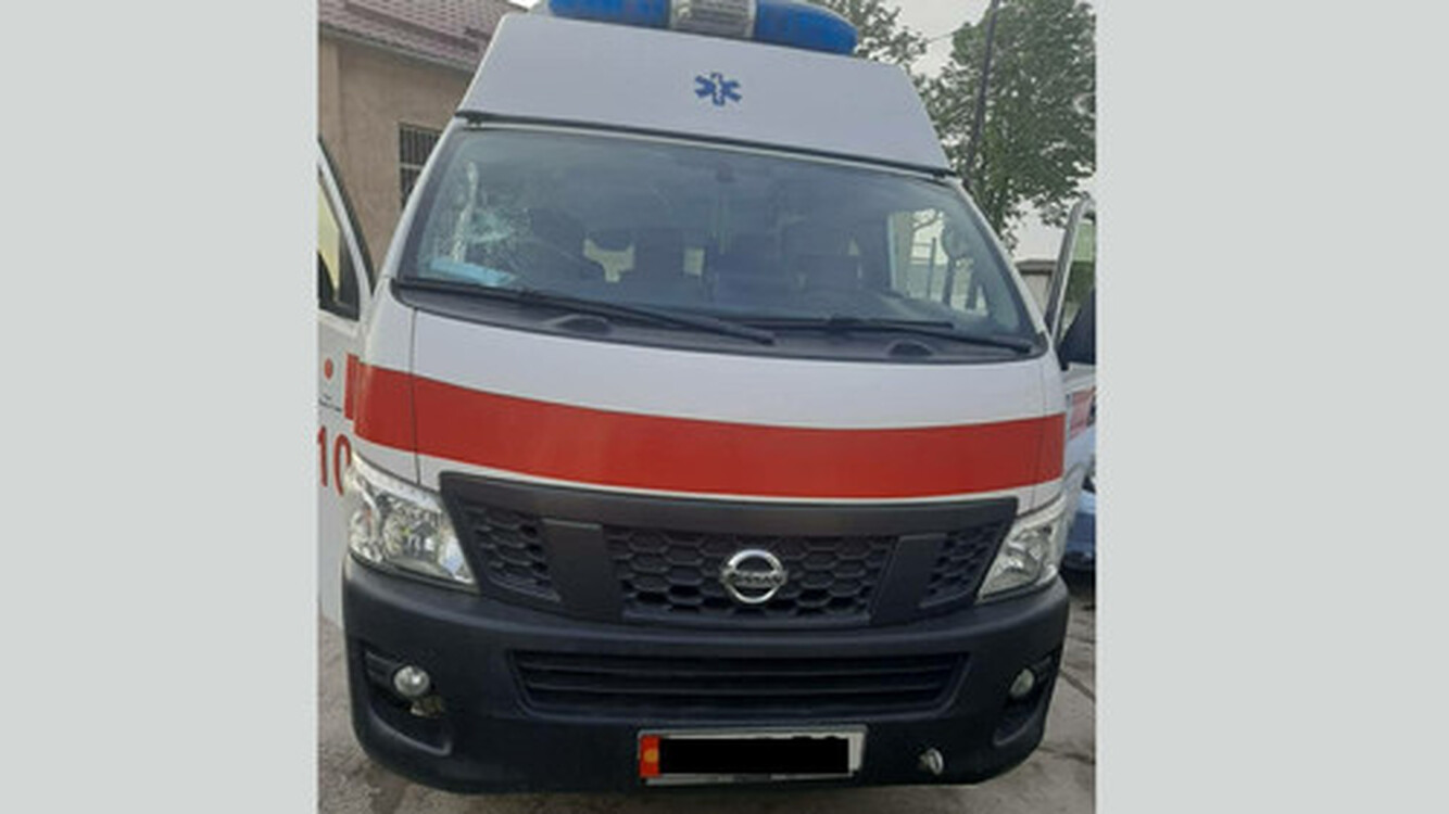 В Бишкеке хулиган разбил окно машины скорой помощи — Today.kg