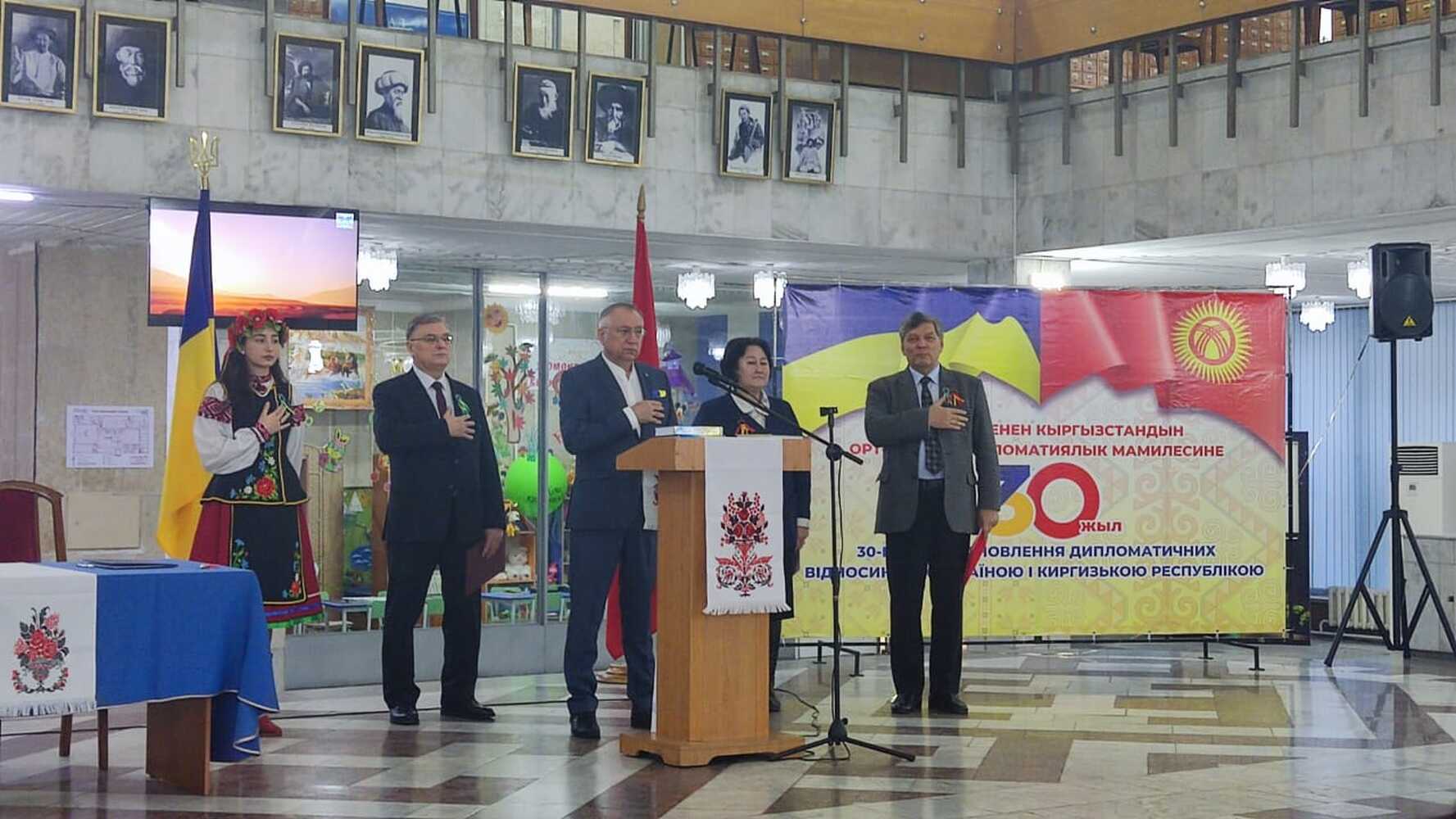 В Бишкеке открылась выставка книг по случаю 30-летия дипотношений между Украиной и КР — Today.kg