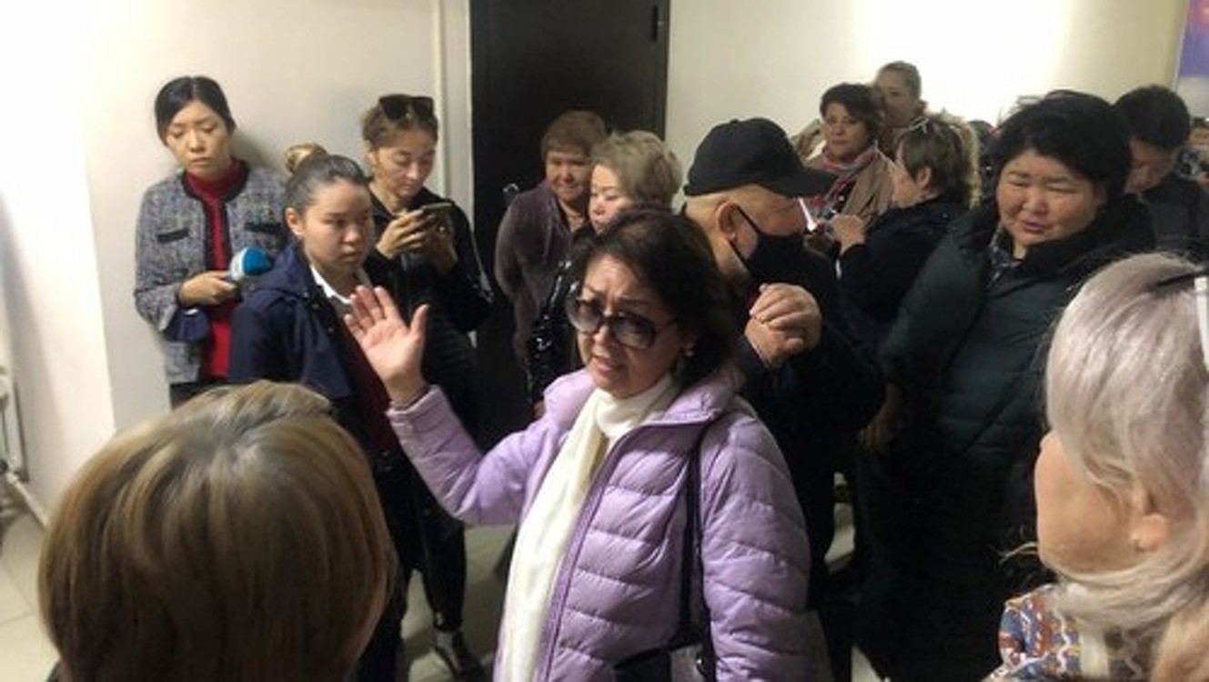 В Первомайский суд пришли сторонники Темирлана Султанбекова, Фарида Ниязова и других задержанных — Today.kg