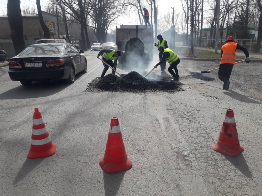 В Бишкеке начался ямочный ремонт дорог. Какие улицы отремонтируют? — Today.kg