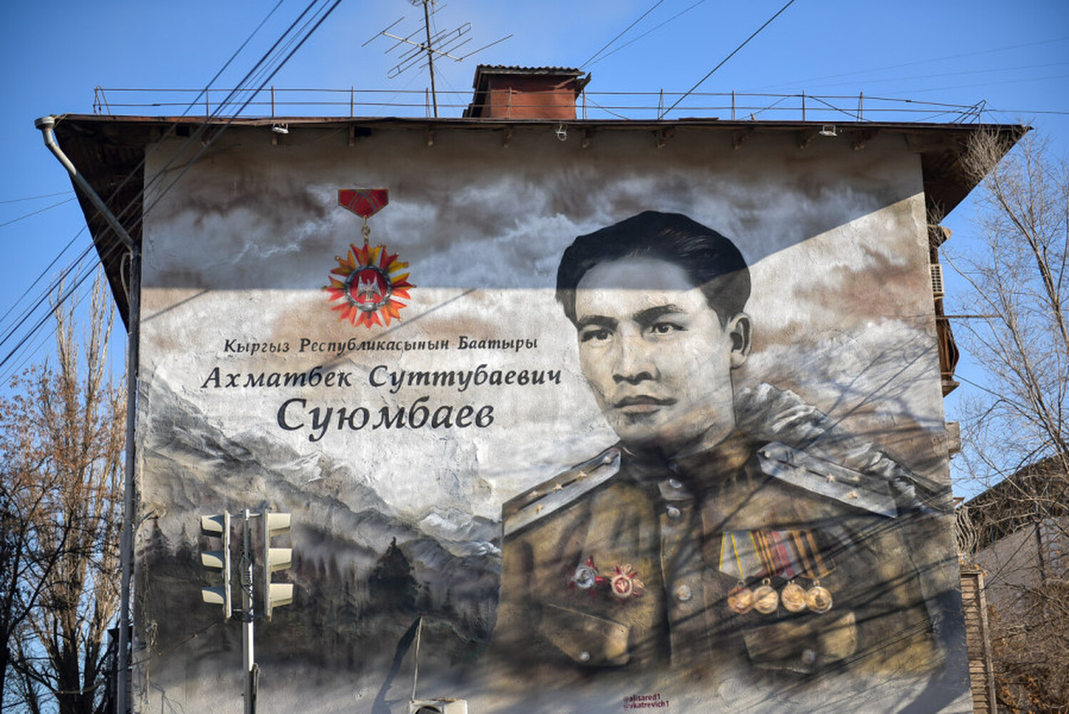В Бишкеке появился мурал, посвященный Ахматбеку Суюмбаеву, — фото — Today.kg