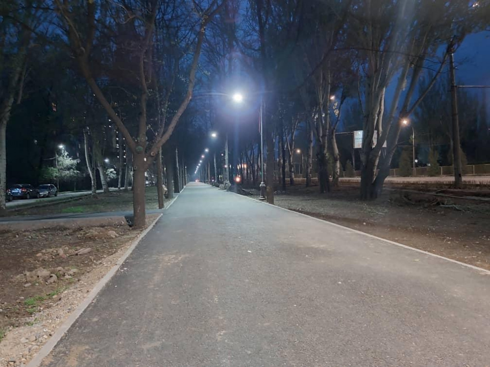 На новых велодорожках в Бишкеке установили освещение — Today.kg