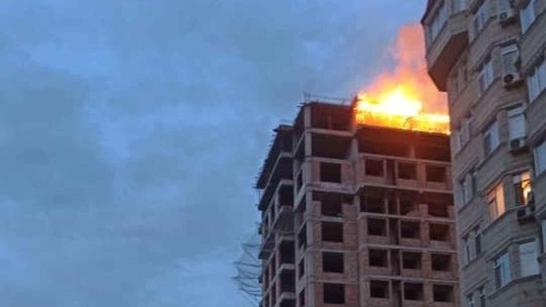 Пожар в строящемся многоэтажном доме в Бишкеке тушили 7 пожарных расчетов — Today.kg