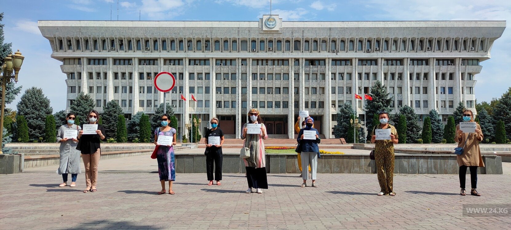 Похищение Орхана Инанды. Возле здания Жогорку Кенеша митингуют его сторонники — Today.kg