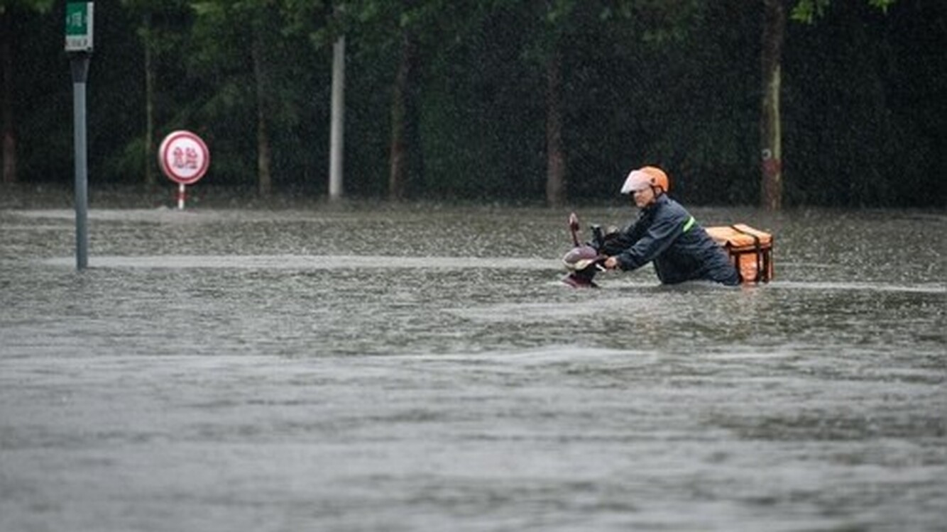 В Китае из-за рекордных дождей затопило метро, 12 пассажиров погибли — Today.kg