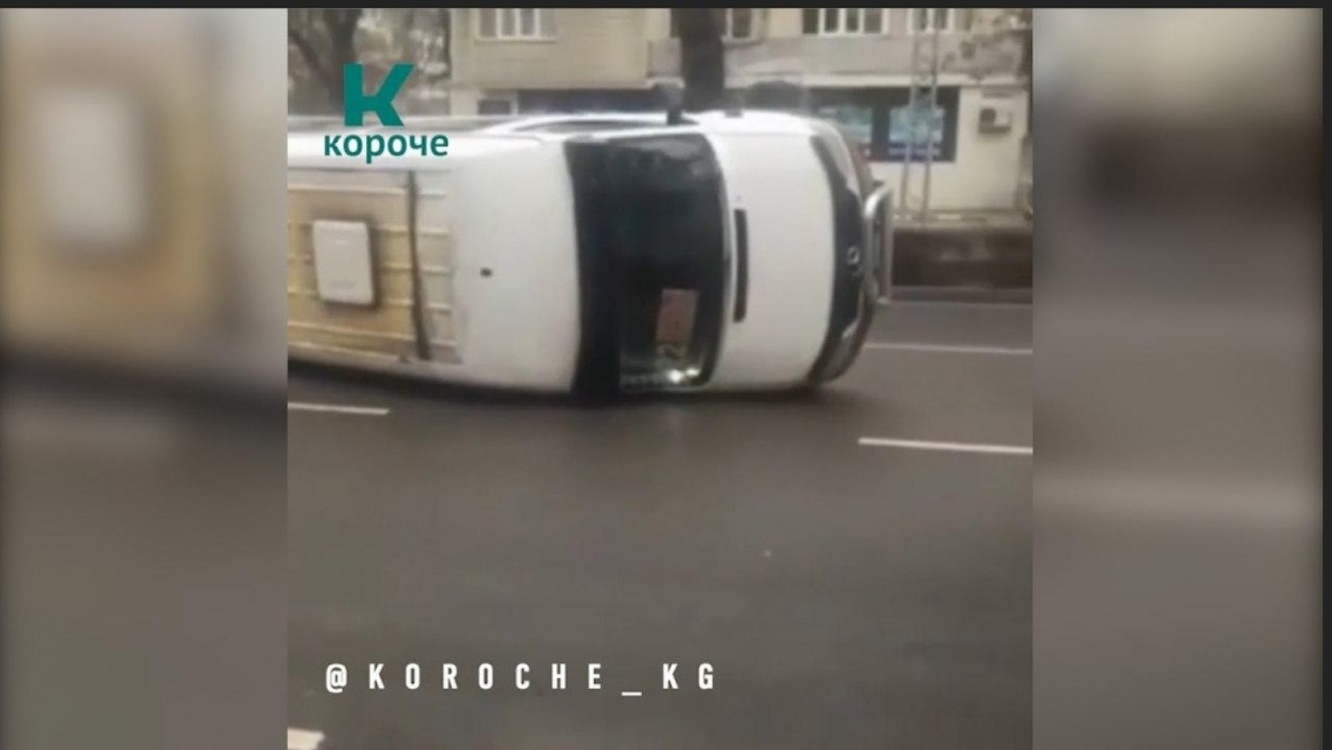 В Бишкеке маршрутка с пассажирами опрокинулась после удара с легковушкой — Today.kg