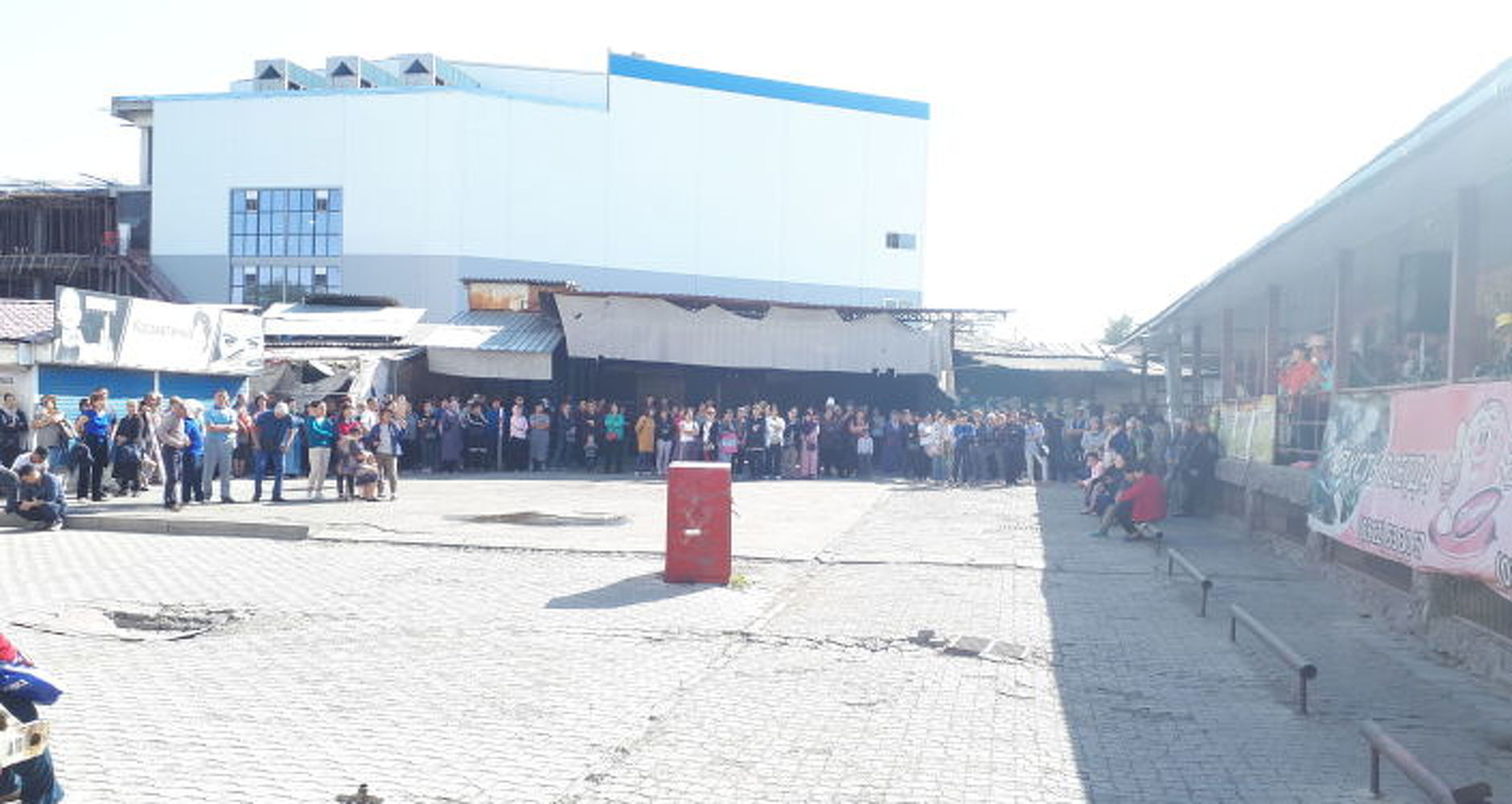 Около 500 торговцев Ошского рынка вышли на митинг. Требуют встречи с мэром — Today.kg