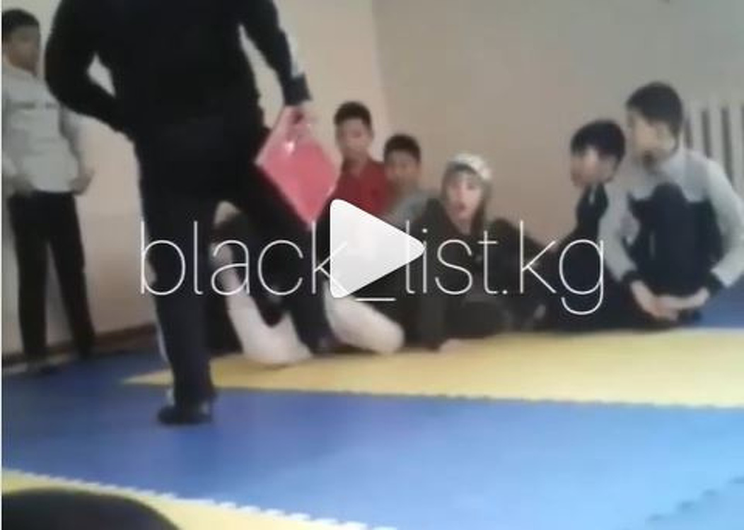 В Сети опубликовали видео, как учитель физкультуры пинает учащихся. — Today.kg