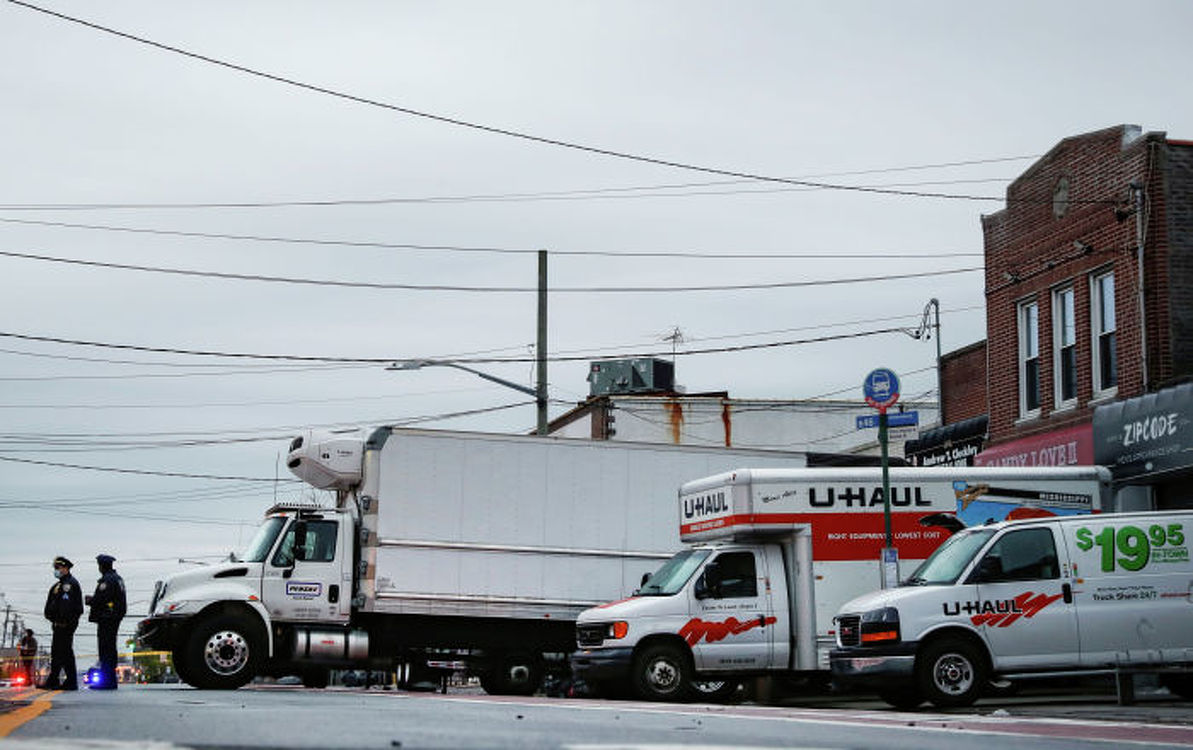 В Нью-Йорке нашли грузовики с десятками тел — полицию вызвали из-за смрада — Today.kg