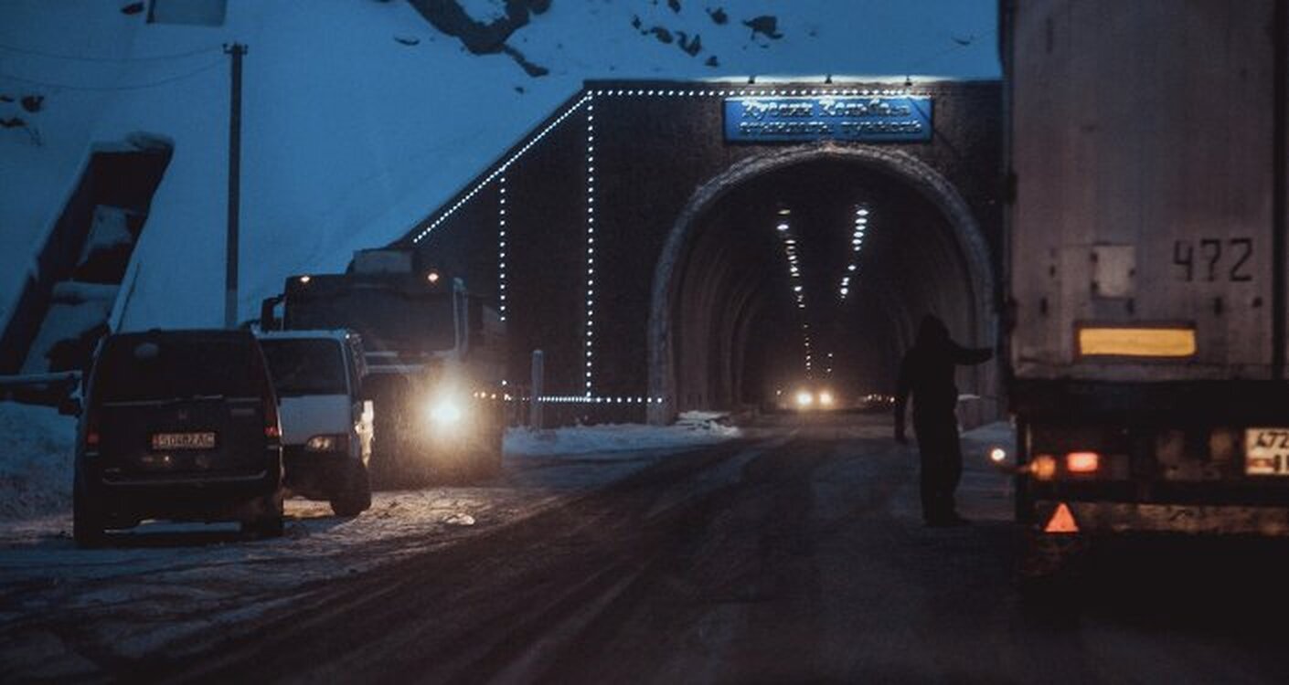 На трассе Бишкек — Ош сошла лавина. Тоннель закрыт для всех авто — Today.kg