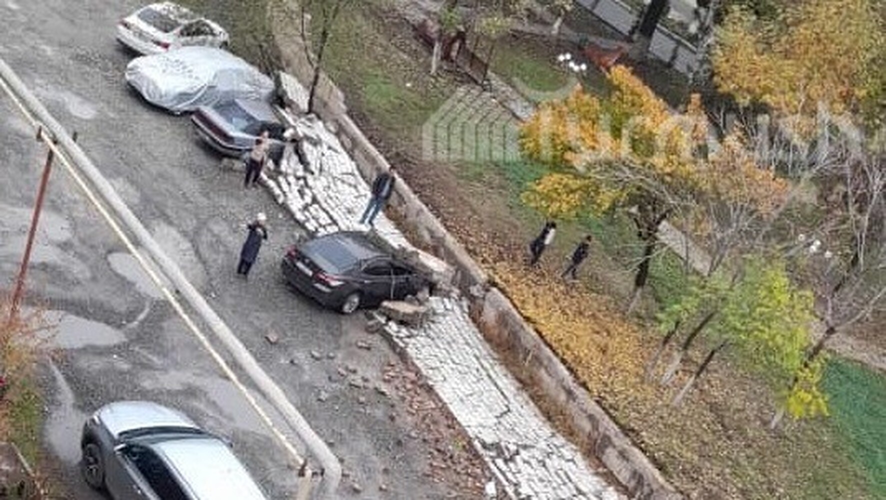 В городе Ош обвалилась часть забора: Пострадали несколько припаркованных машин — Today.kg