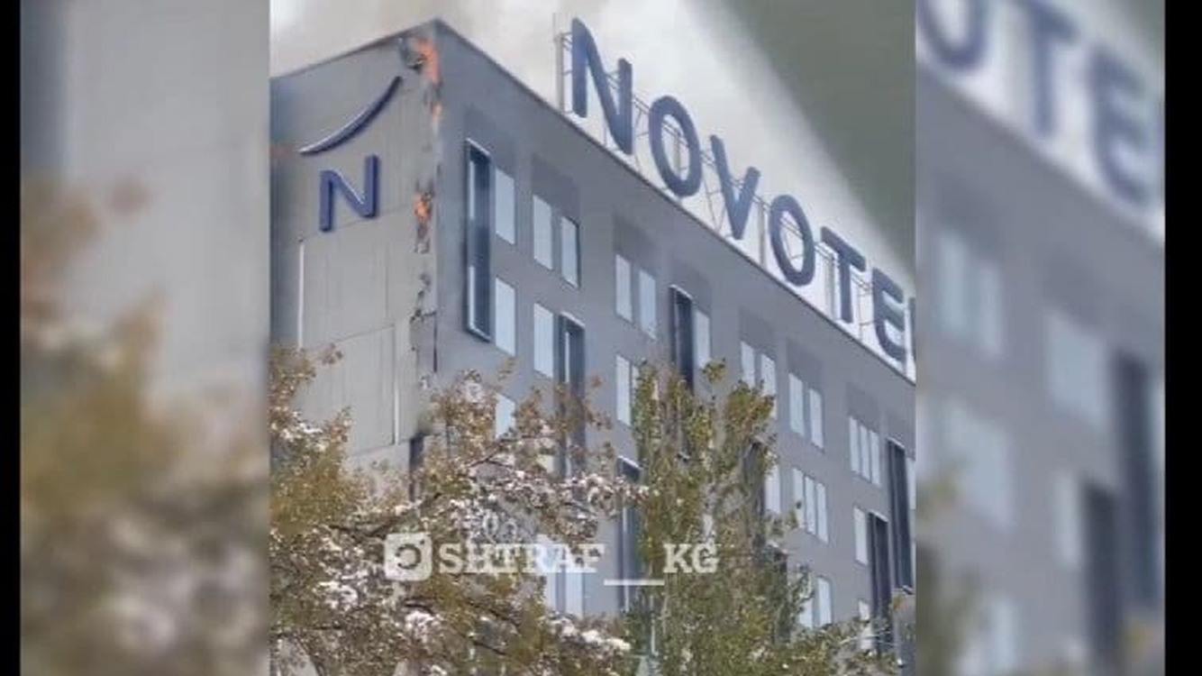 Одним видео: Горит фасад здания Novotel — Today.kg