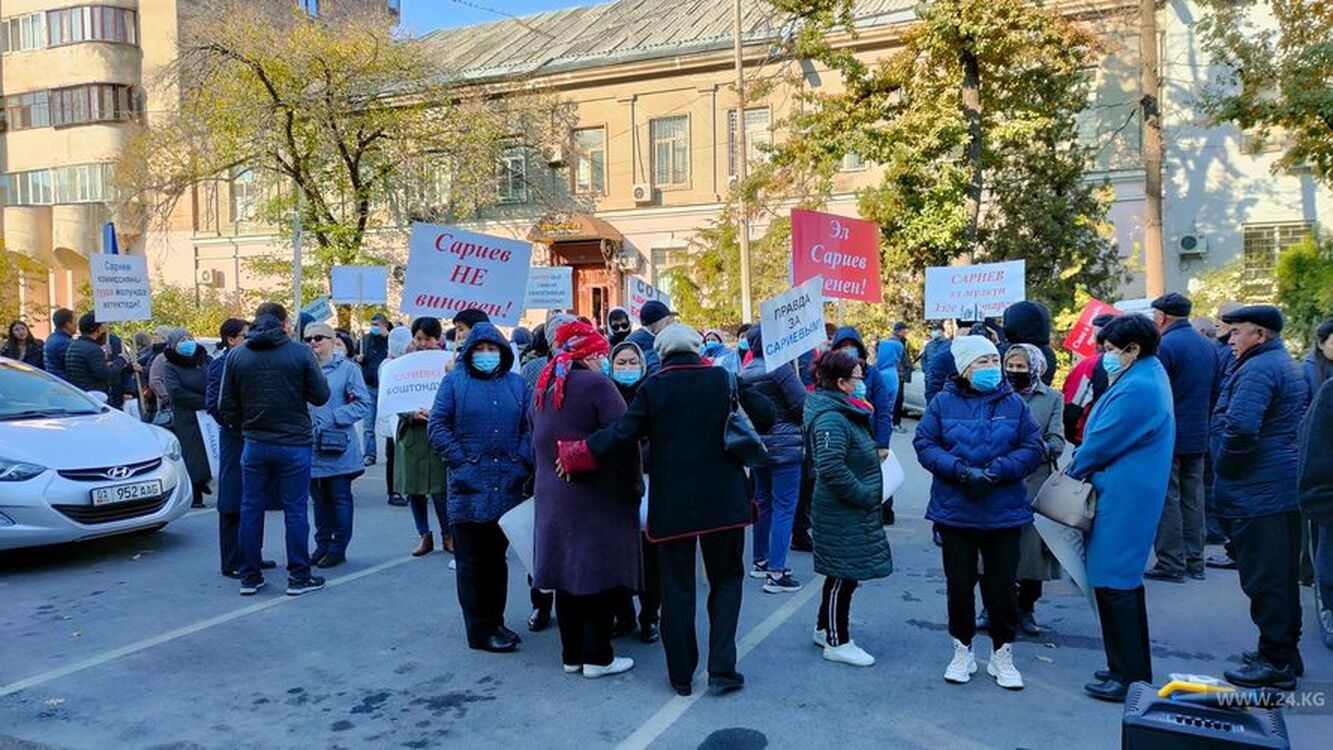 Одним кадром: Сторонники экс-премьера Сариева устроили митинг у суда — Today.kg