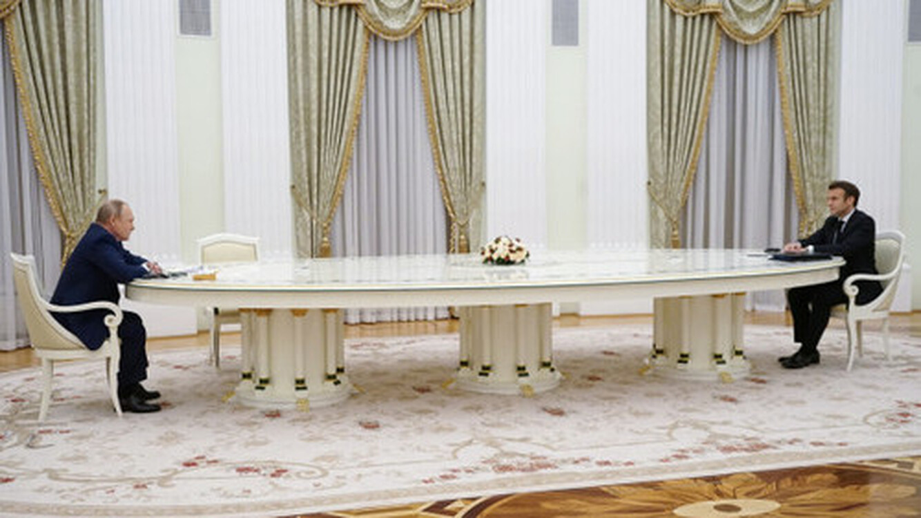 Reuters узнал, почему между Макроном и Путиным поставили большой стол — Today.kg