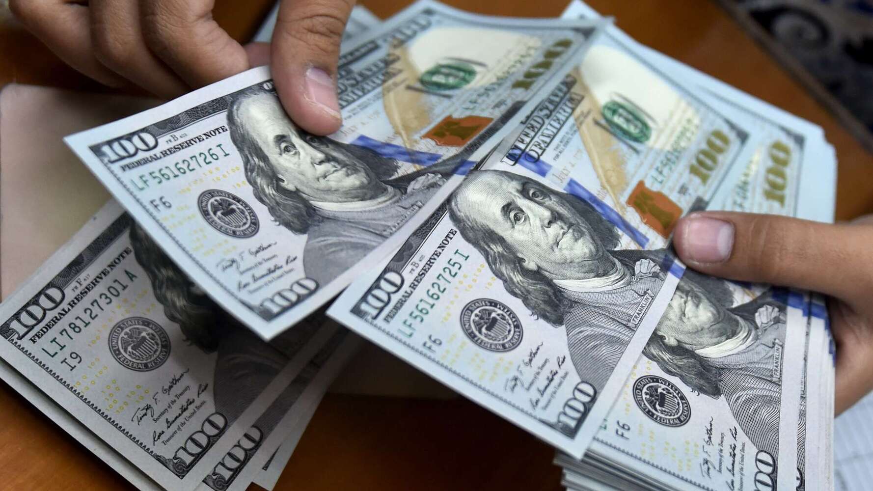 Нацбанк Кыргызстана разрешил банкам вывоз наличных долларов — Today.kg