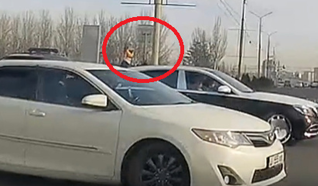 Водитель белой Тойоты стрелял в воздух на пересечении Южной магистрали и пр. Манаса — Today.kg