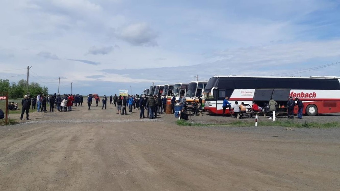 С российско-казахстанской границы выехали 43 автобуса с кыргызстанцами — Today.kg