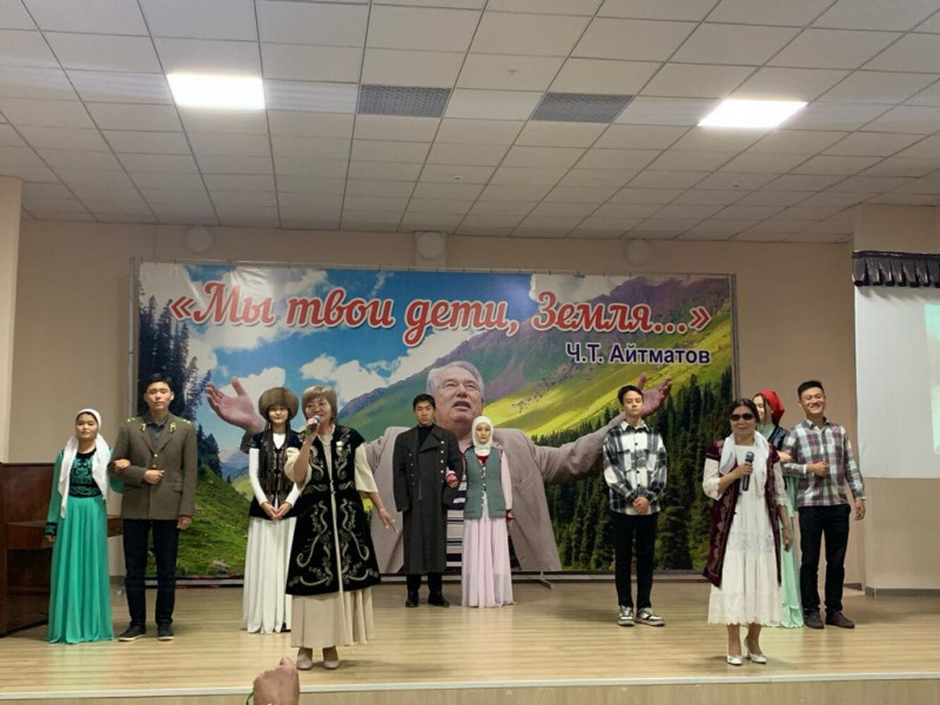 Школа № 63 Бишкека отмечает 95-летие Айтматова — Today.kg