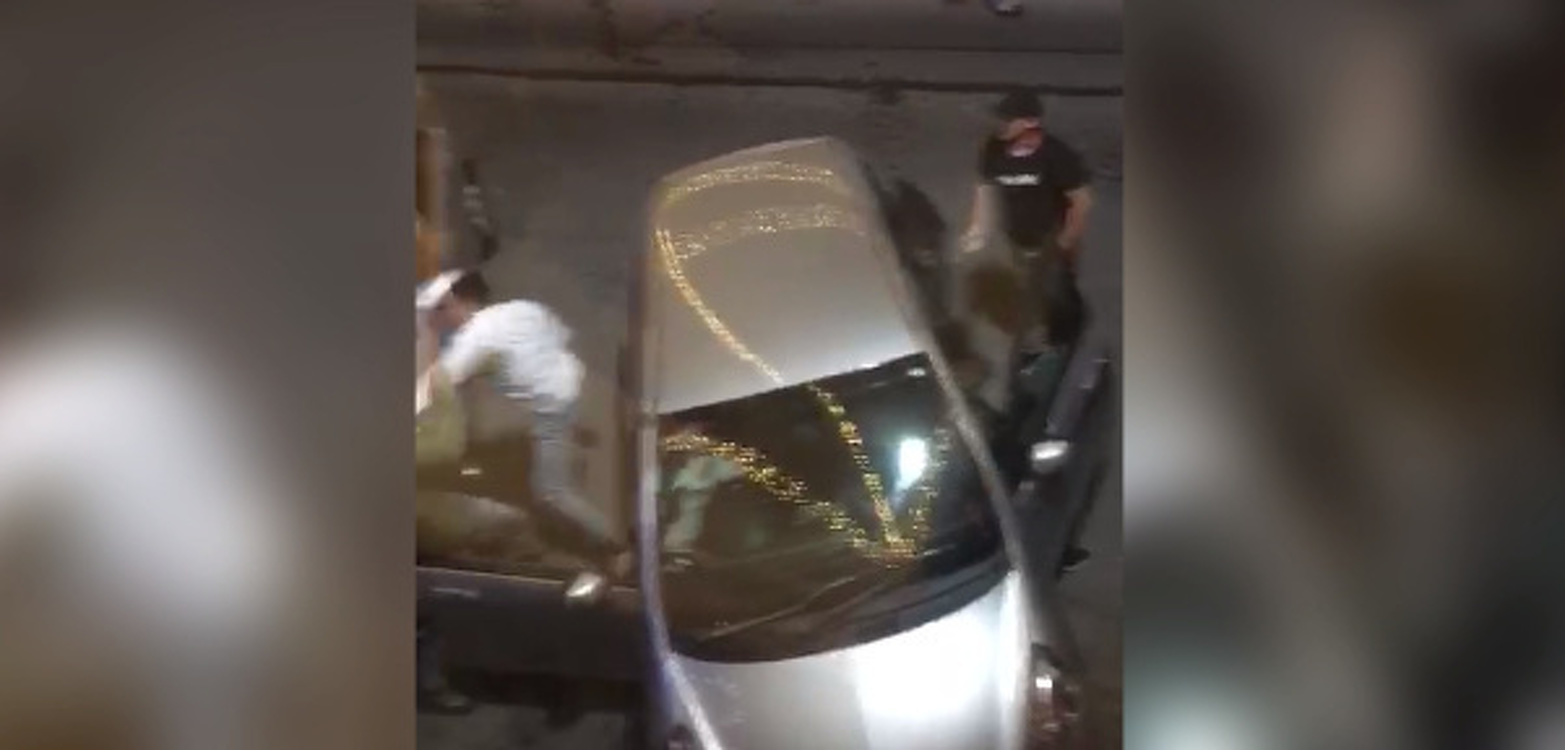 В Бишкеке охранники известного бара избили посетителей. Видео — Today.kg