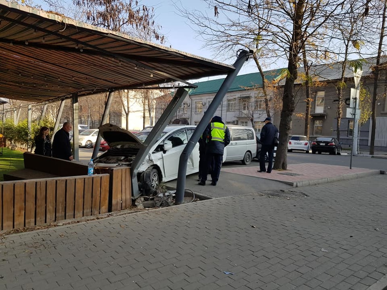 В Бишкеке авто врезалось в кафе Social Coffee  после ДТП — есть пострадавшие. Фото — Today.kg