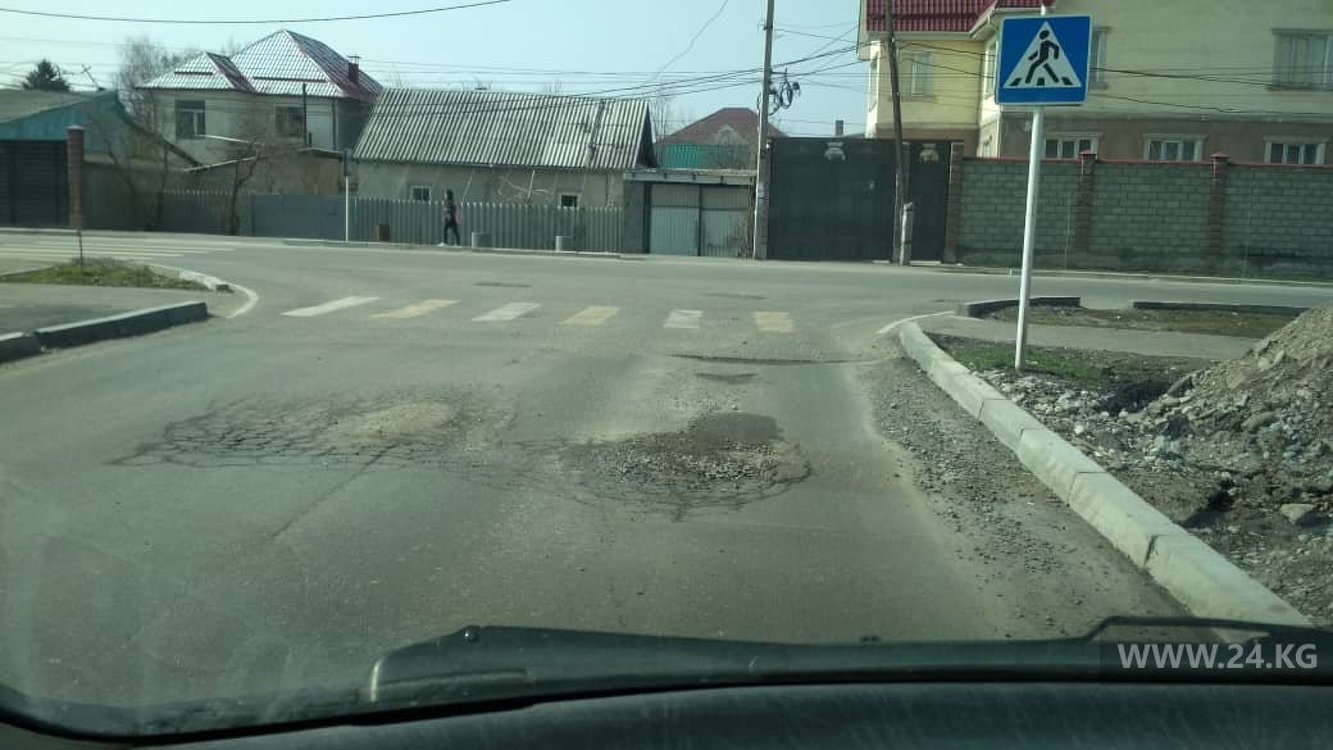 Новый асфальт на улице Куренкеева уже провалился — Today.kg