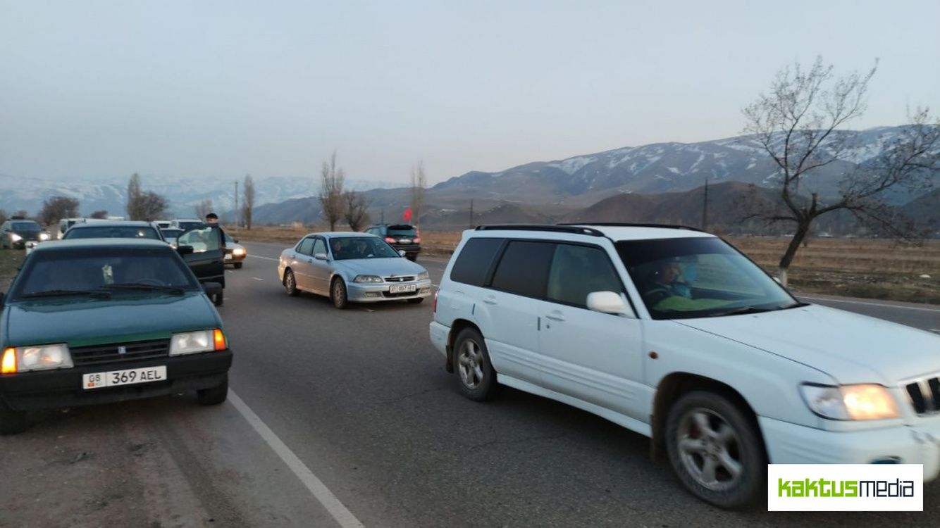 Колонна машин с демонстрантами едет в Бишкек. От них потребовали не вытаскивать флаги — Today.kg